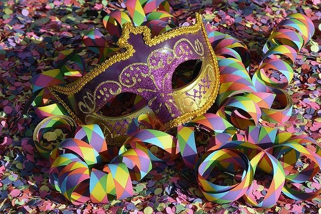 maschere, coriandoli e stelle filanti. L'emblema del carnevale moderno
